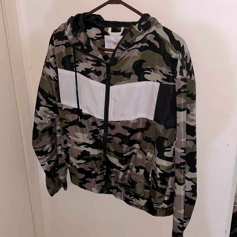 NWOT WOMENS CAMO WINDBREAKER LIGHTWEIGHT WORKOUT JACKET - HOODED ZIP UP JACKET